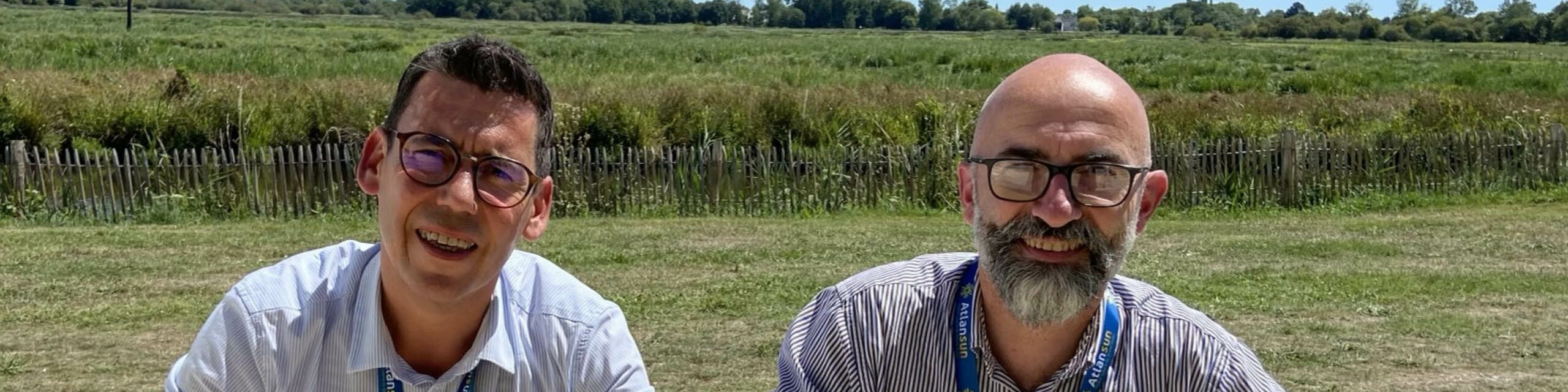 Olivier Loizeau, Président d'Atlansun, et Jean-Marc Labbé, Vice-Président de Breizh ALEC, signent la convention de partenariat entre les deux associations le mardi 5 juillet 2022.