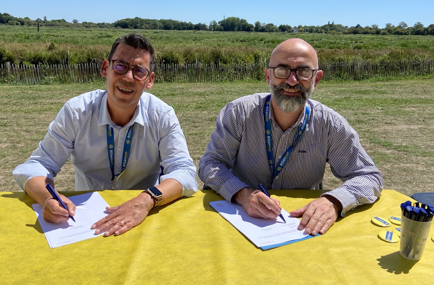 Olivier Loizeau, Président d'Atlansun, et Jean-Marc Labbé, Vice-Président de Breizh ALEC, signent la convention de partenariat entre les deux associations le mardi 5 juillet 2022.