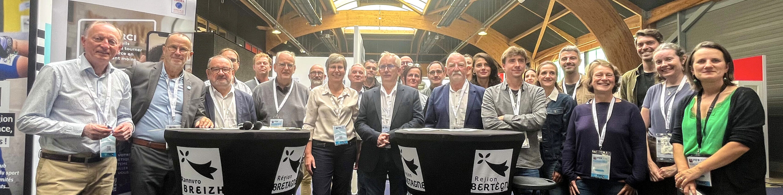Les partenaires du réseau Rénov' Entreprises Bretagne lors de la signature du consortium, le 10 septembre 2026.